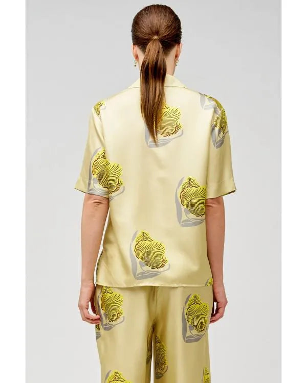 Sunny Nights S01 D’Arcy Carden Tulip Camp Shirt
